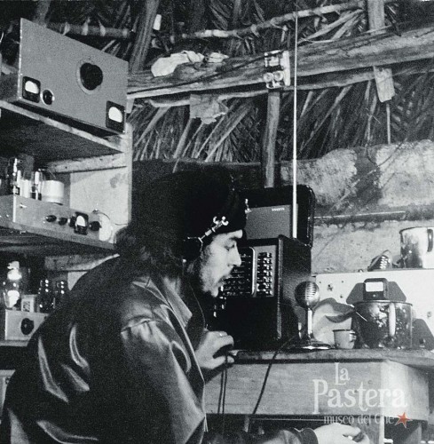 El Che ante una estación de radioaficionados