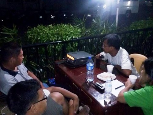 La Cebuano Amateur Radio League envió un equipo de cinco personas a San Remegio y a la isla Bantayan. Allí montaron una estación para establecer un enlace vital de  comunicaciones. [Foto: Matthew Mark Manukil]