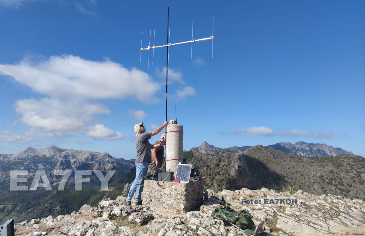 En esta imagen se me ve manejando el rotor de orientación de la yagi :-)